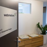 Eingangsbereich der wemelone - Offene Tür mit Türschild