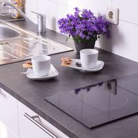 Ansicht der Küche - aufgeräumt, sauber mit Blumenstrauß