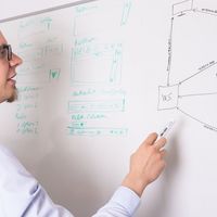 Chefinformatiker Michael Neumann skizziert Projekt