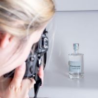 Fotografin bei der Produktfotografie von hinten über die Schulter geschaut.